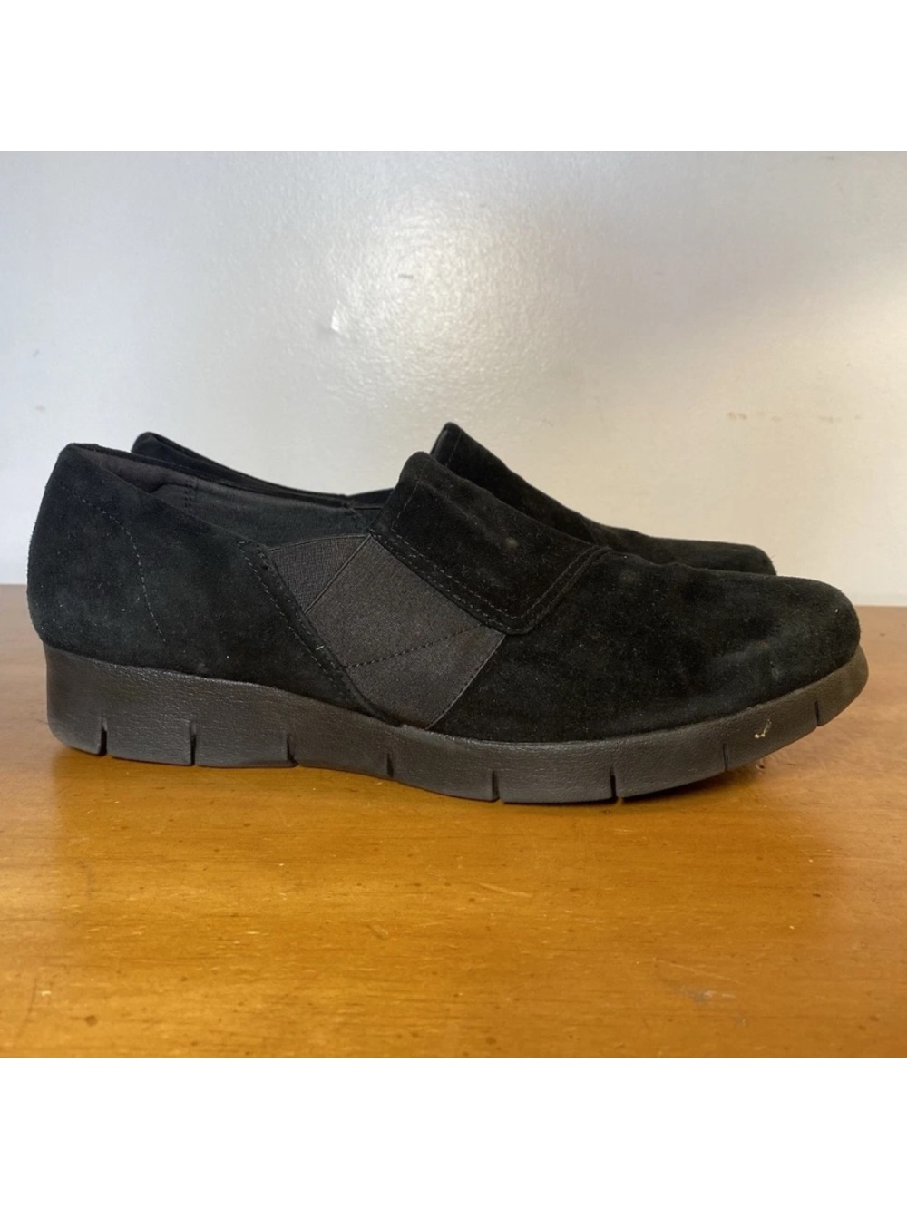 Clarks Women’s 9.5 Artisan Black Suede Slip On Shoes Comfortable Work Nurse